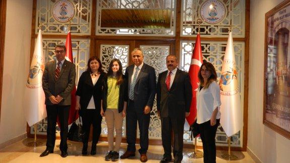 Resim Yarışması Türkiye Birincisi Öğrencimizden Silifke  Kaymakamlığına Ziyaret 