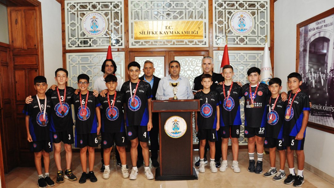 KÜÇÜK ERKEKLER VOLEYBOL TÜRKİYE FİNALLERİNDE ATAYURT ORTAOKULU BÜYÜK BİR BAŞARIYA İMZA ATARAK TÜRKİYE ÜÇÜNCÜSÜ OLDU.